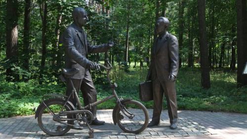 Прогулка по Дубне: Ленин - гигант, стул - рекордсмен и физики в бронзе. 03