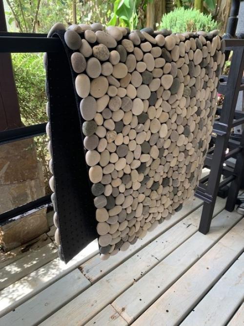 Массажные коврики из морской или речной гальки. 01