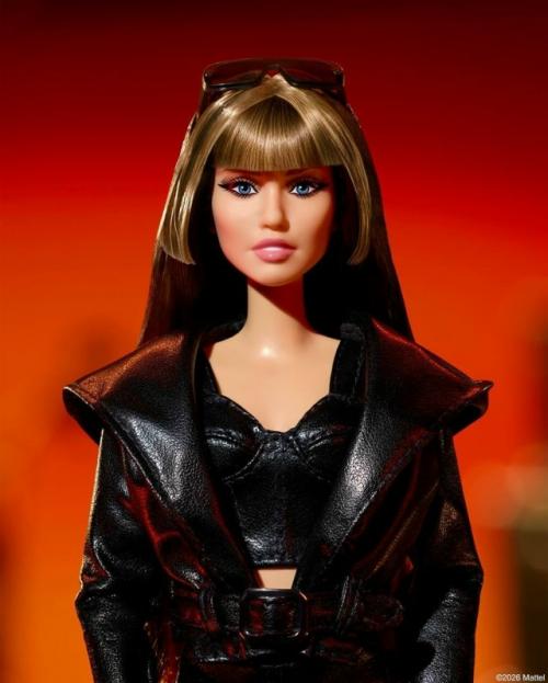 Mattel выпустили Барби в виде майли Сайрус. 
