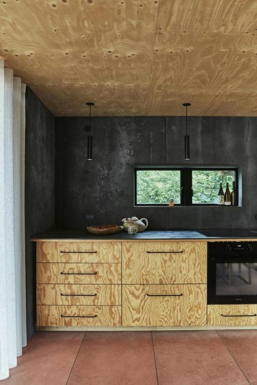 Летний дом в Дании был создан как уютное убежище и творческое пространство, тесно связанное с природой. 02