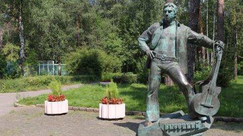 Прогулка по Дубне: Ленин - гигант, стул - рекордсмен и физики в бронзе. 04