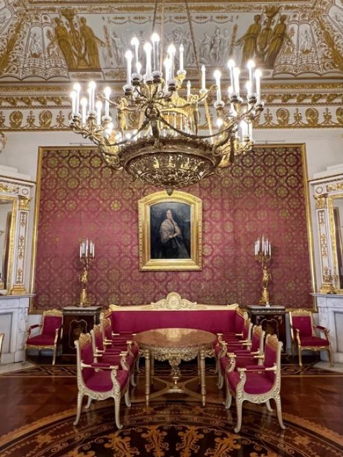 Дворец Юсуповых внешне достаточно скромный, но интерьер дворца поражает. 03