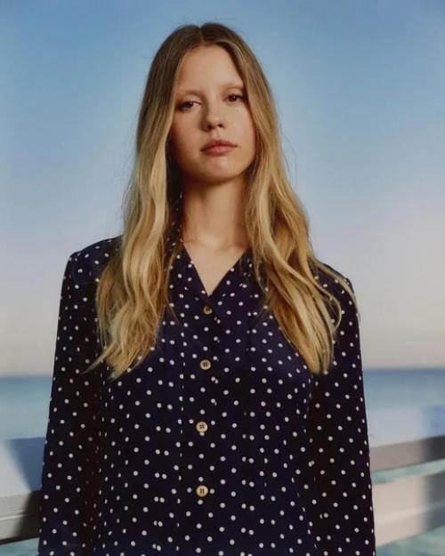 Джиджи хадид, Миа гот, Лотта Волкова и дочь миллы Йовович на вечеринке Miu Miu. 06