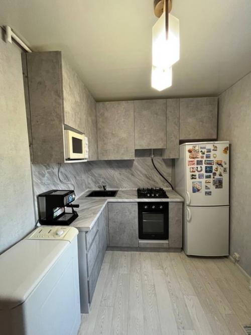 Серая кухня.  Серый цвет - более модная и практичная замена белому или бежевому. 01