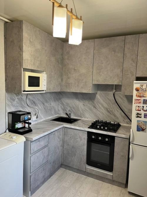 Серая кухня.  Серый цвет - более модная и практичная замена белому или бежевому. 05