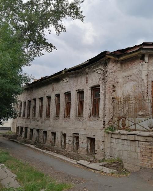 На улице ленинской (до революции - неплюевской) стоит ничем не примечательный ныне особняк. 02