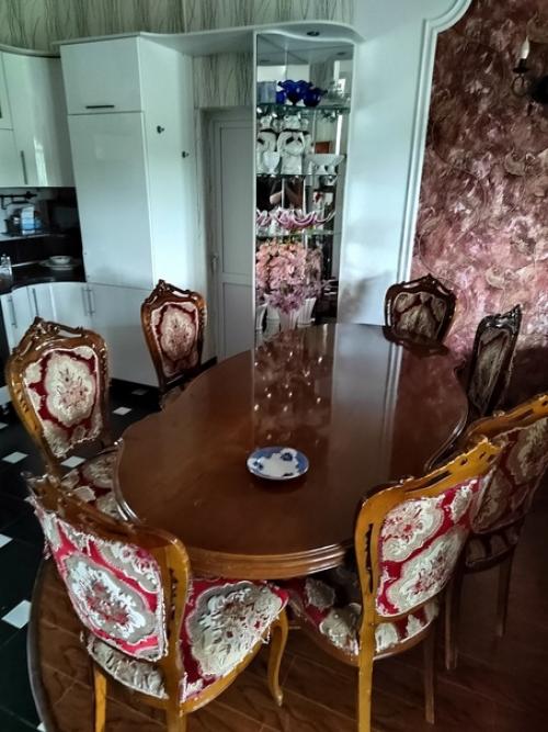 И вот такой дом, ближе по характеристикам к дворцу внезапно освободился и мы провели тут классных 3 дня. 06