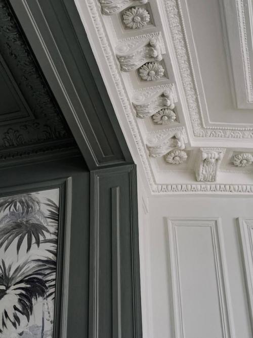 Интерьер оформлен на стыке эпох: элегантная лепнина, высокие потолки и классическая архитектура соседствуют с современной мебелью простых форм. 02