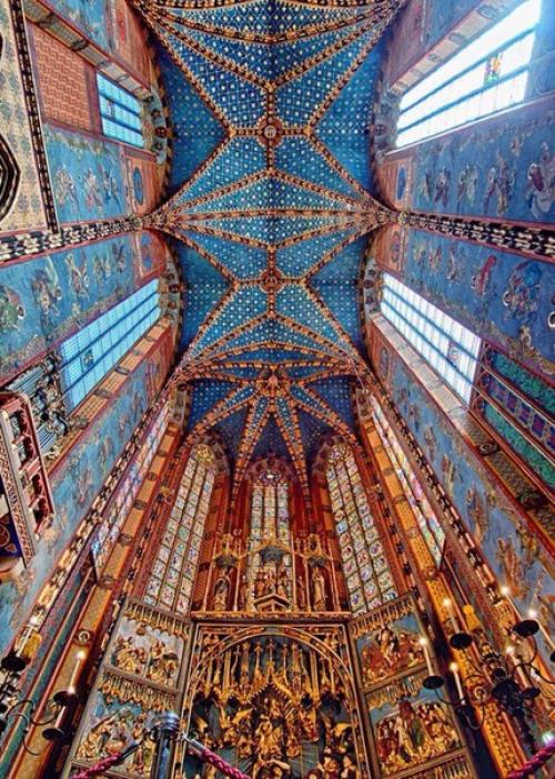 Мариацкий костел в Кракове, также известный как церковь святой Марии, высотой 80 м, особенно славится своим великолепным деревянным алтарем. 04