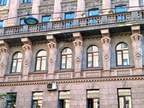 Петербург в деталях: балкон, который держат атланты.