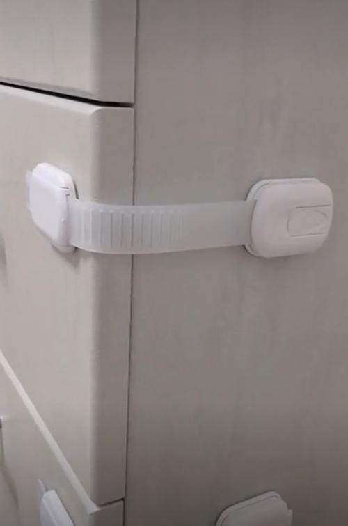 Блокиратор - замок для дверей шкафа от детей! 01