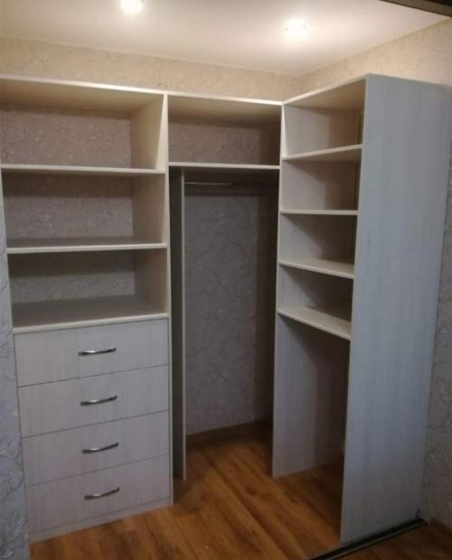 Каждый владелец жилой недвижимости сталкивается с необходимостью найти место для хранения верхней одежды, повседневных вещей и иных предметов. 03