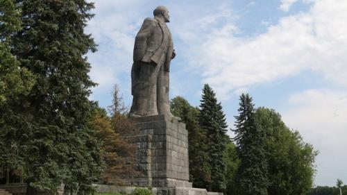 Прогулка по Дубне: Ленин - гигант, стул - рекордсмен и физики в бронзе. 02