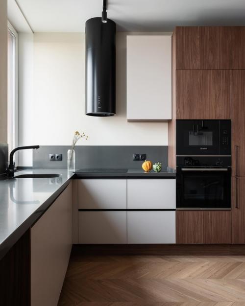 Эта квартира принадлежит женщине 40 лет с 14-летней дочкой. 06