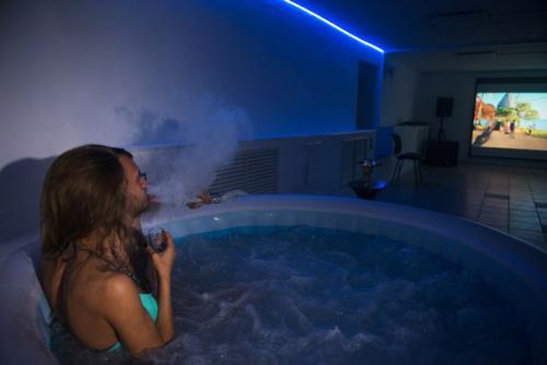 Самое необычное свидание, которое только можно представить - это кинотеатр с джакузи для двоих? 04