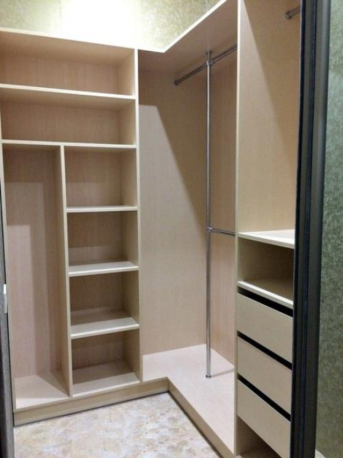 Каждый владелец жилой недвижимости сталкивается с необходимостью найти место для хранения верхней одежды, повседневных вещей и иных предметов. 02