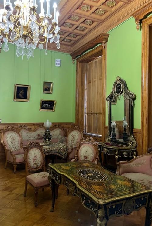 Дворец Юсуповых внешне достаточно скромный, но интерьер дворца поражает. 09