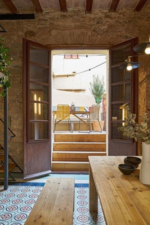 Rosic Apartment: квартира в одном из старинных зданий Барселоны // 02.