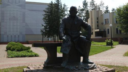 Прогулка по Дубне: Ленин - гигант, стул - рекордсмен и физики в бронзе. 05