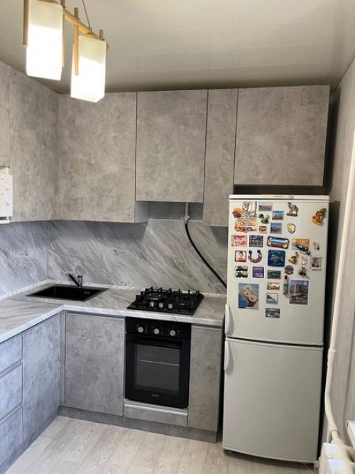 Серая кухня.  Серый цвет - более модная и практичная замена белому или бежевому. 06