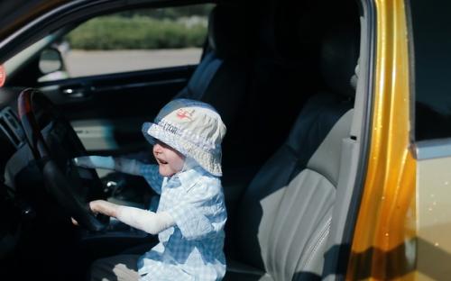 Мечты продолжают исполняться: 6-летний Исмаил Елизаров из орла прокатился на золотом лимузине по центру города. 01