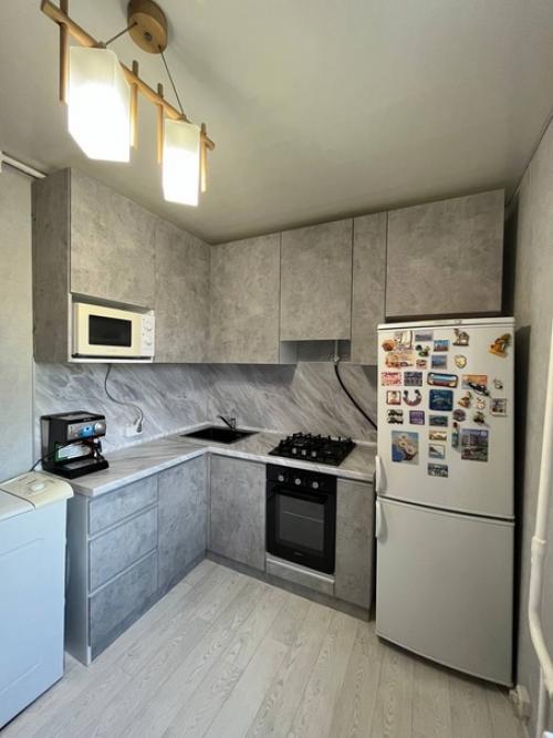 Серая кухня.  Серый цвет - более модная и практичная замена белому или бежевому. 03