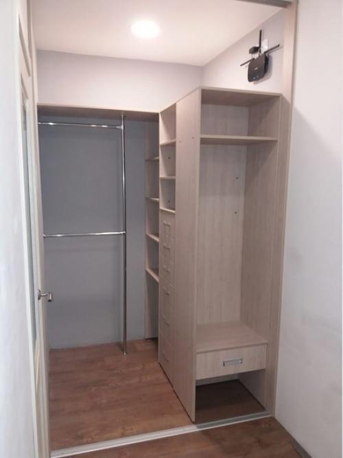 Каждый владелец жилой недвижимости сталкивается с необходимостью найти место для хранения верхней одежды, повседневных вещей и иных предметов. 06