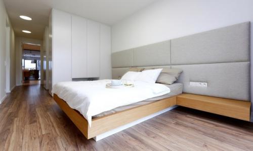 Свежий и современный интерьер просторной квартиры, расположенной в историческом городе бойнице, Словакия // 03. 03