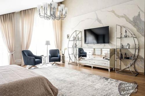 Просторный дизайн интерьера способствует созданию атмосферы уюта и тепла в семейном кругу, а также приятного ощущения свежести и чистоты воздуха. 01