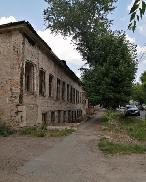 На улице ленинской (до революции - неплюевской) стоит ничем не примечательный ныне особняк. 01