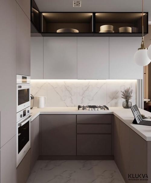 Совмещенный интерьер кухни и гостинойкрасивое сочетание древесного и серого цветов с мягким бордовым диваном. 02