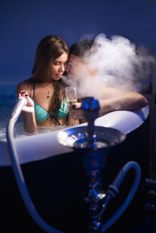 Самое необычное свидание, которое только можно представить - это кинотеатр с джакузи для двоих? 01