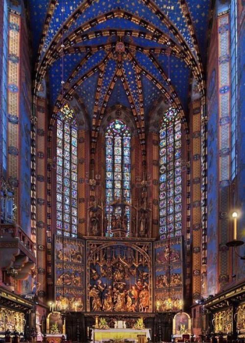 Мариацкий костел в Кракове, также известный как церковь святой Марии, высотой 80 м, особенно славится своим великолепным деревянным алтарем. 02