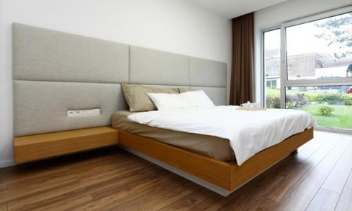 Свежий и современный интерьер просторной квартиры, расположенной в историческом городе бойнице, Словакия // 03. 02