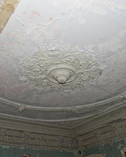 На улице ленинской (до революции - неплюевской) стоит ничем не примечательный ныне особняк. 04