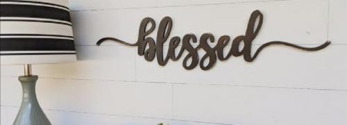 Различные надписи и отдельные знаки, выполненные из дерева или фанеры, не уступают позиции. 05