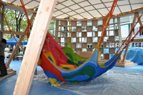 Женщина в свои 70 с лишним лет вяжет детские площадки. 02