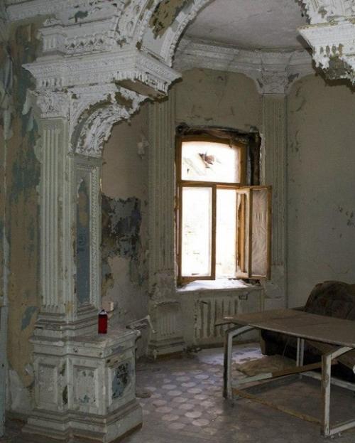 На улице ленинской (до революции - неплюевской) стоит ничем не примечательный ныне особняк. 03