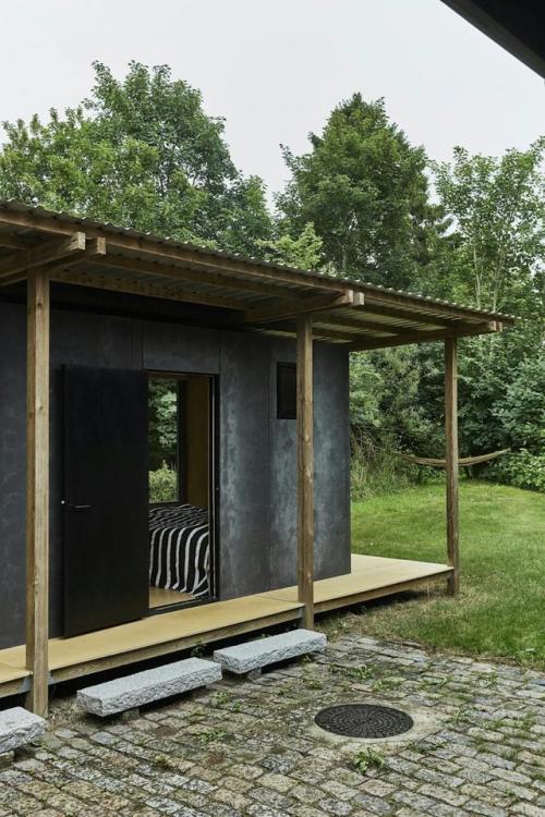 Летний дом в Дании был создан как уютное убежище и творческое пространство, тесно связанное с природой. 04