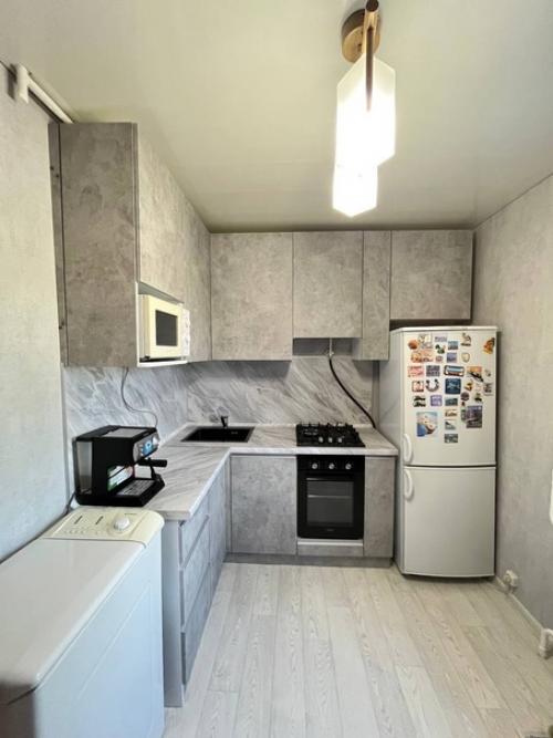 Серая кухня.  Серый цвет - более модная и практичная замена белому или бежевому. 02