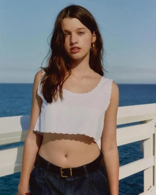 Джиджи хадид, Миа гот, Лотта Волкова и дочь миллы Йовович на вечеринке Miu Miu. 08