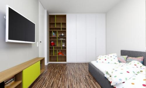 Свежий и современный интерьер просторной квартиры, расположенной в историческом городе бойнице, Словакия // 03. 09