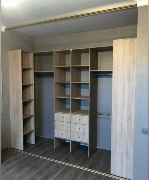 Каждый владелец жилой недвижимости сталкивается с необходимостью найти место для хранения верхней одежды, повседневных вещей и иных предметов. 05