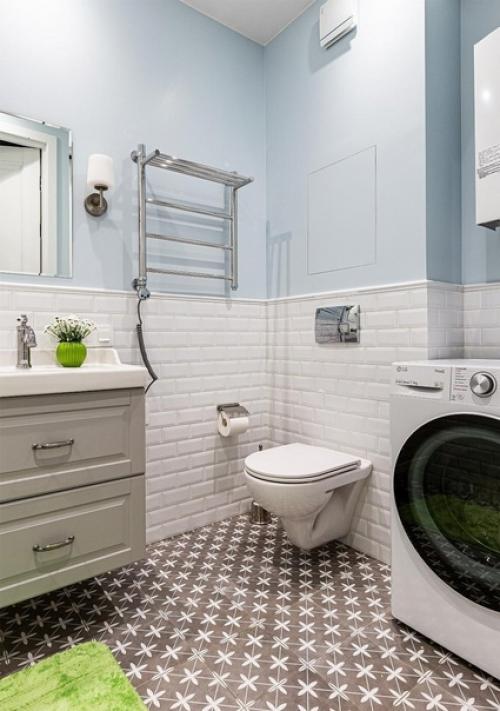 Светлый интерьер совмещенного санузла в скандинавском стиле. 01