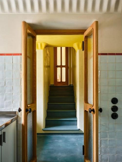 На острове лидо, где воздух наполнен атмосферой кинофестиваля, появилась уникальная вилла - переосмысленный модерн глазами современности. 01