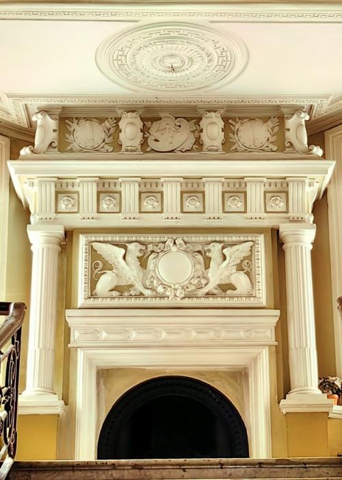 Особняк Е. а. александровской (здание нефтепромышленного торгового общества Мазут) , расположен на набережной Кутузова. 01 Особняк Е. а. александровской (здание нефтепромышленного торгового общества Мазут) , расположен на набережной Кутузова. 01