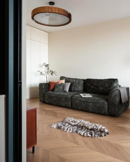 Эта квартира принадлежит женщине 40 лет с 14-летней дочкой. 05