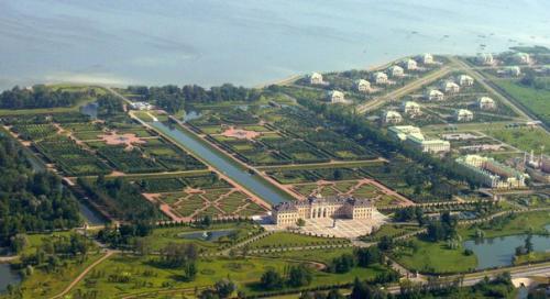 Стромболи (пицца-рулет).  Ингредиенты:  - 250 гр. теста для пиццы - 1 чашка томатного соуса. - 1, 5 чашки моцареллы. 09