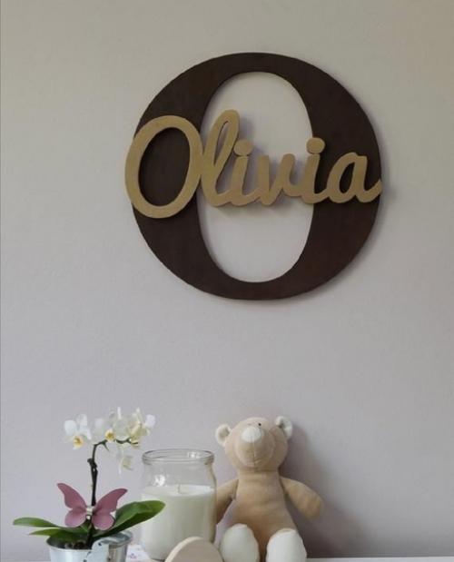 Различные надписи и отдельные знаки, выполненные из дерева или фанеры, не уступают позиции. 04