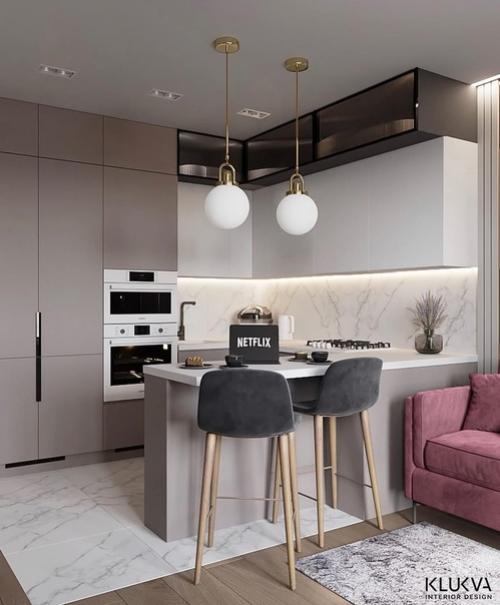 Совмещенный интерьер кухни и гостинойкрасивое сочетание древесного и серого цветов с мягким бордовым диваном. 01